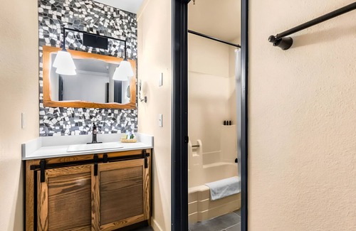 Mammoth Lakes Hotel | Relax in Alpine Room Near Mammoth Restaurants, Board Games & Ski Areas