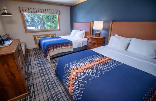 Mammoth Lakes Hotel | Relax in Alpine Room Near Mammoth Restaurants, Board Games & Ski Areas