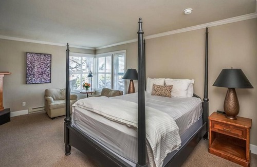 Downtown Cannon Beach Hotel | Relax in Charming Room Steps from Haystack Rock! Beach Access