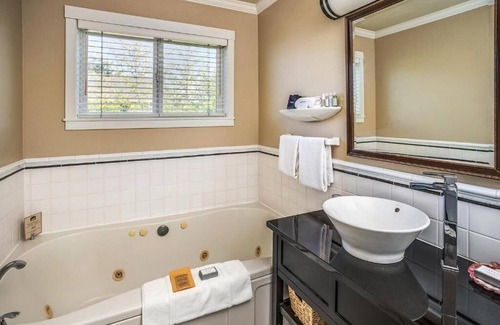Downtown Cannon Beach Hotel | Relax in Charming Room Steps from Haystack Rock! Beach Access