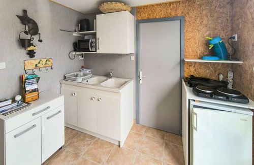 Sainte-Gemme-la-Plaine Casa | Relax in this small holiday home with swimming pool.