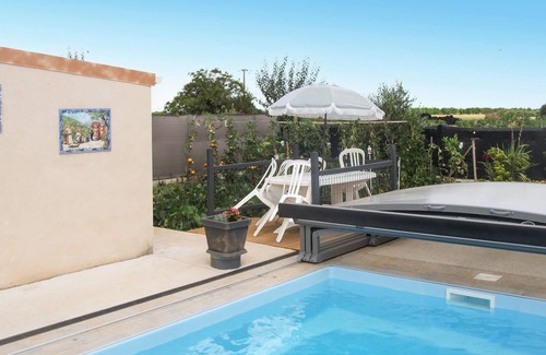 Sainte-Gemme-la-Plaine Casa | Relax in this small holiday home with swimming pool.