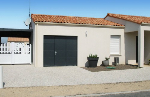 Sainte-Gemme-la-Plaine Casa | Relax in this small holiday home with swimming pool.