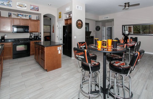 Thunder Mountain Casa | ¡¡Nuevo!! ¡Relájate al estilo Harley! Duerme 12! Piscina comunitaria climatizada! Hermosa zona !!