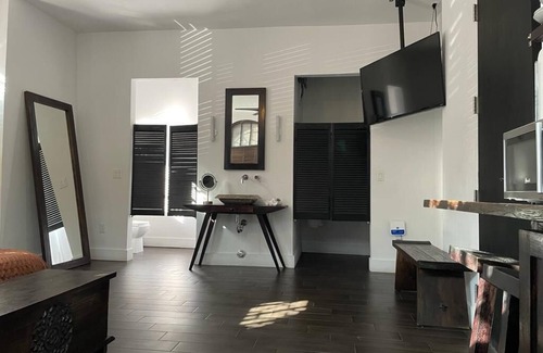 Northeast Miami Hotel | Relax in Historic Miami Neighborhood - 5Z