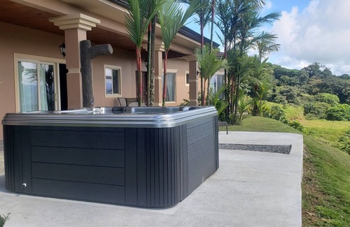 Arenal Villa | Amazing 5 dormitorio principal en comunidad cerrada con vistas panorámicas del Lago Arenal
