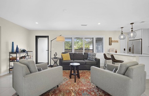 South Corals Casa | Relax in Luxury - 3 Bed, 2 Bath Oasis with Pool