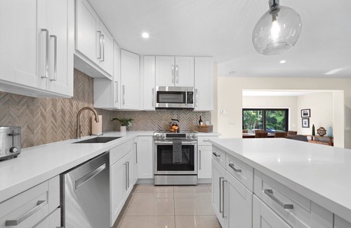 South Corals Casa | Relax in Luxury - 3 Bed, 2 Bath Oasis with Pool