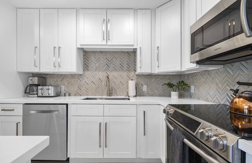 South Corals Casa | Relax in Luxury - 3 Bed, 2 Bath Oasis with Pool