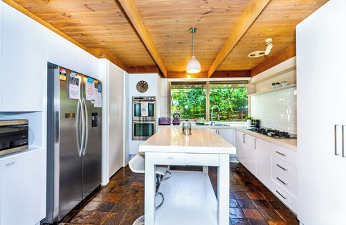 Sunbury Casa | Relax in nature with 4K cinema room near Air port.