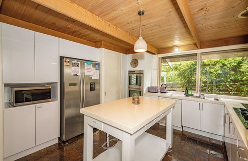 Sunbury Casa | Relax in nature with 4K cinema room near Air port.