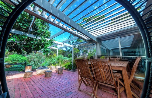 Sunbury Casa | Relax in nature with 4K cinema room near Air port.