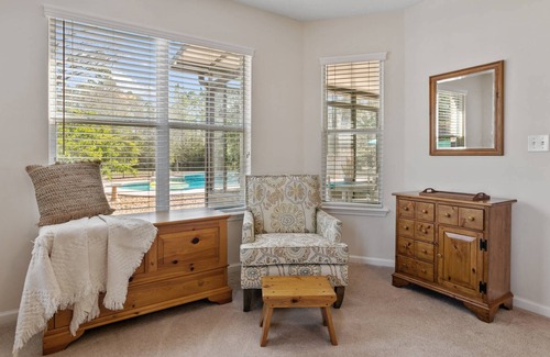 Middleburg Casa | Relax in our cozy 3 BR home with a spacious master suite with soaking tub, large yard, pool, BBQ