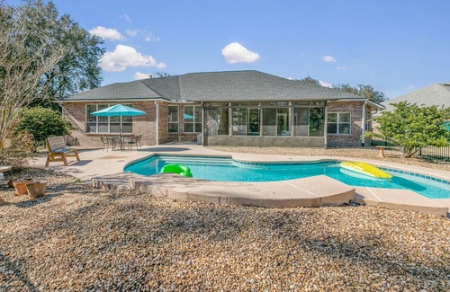Middleburg Casa | Relax in our cozy 3 BR home with a spacious master suite with soaking tub, large yard, pool, BBQ
