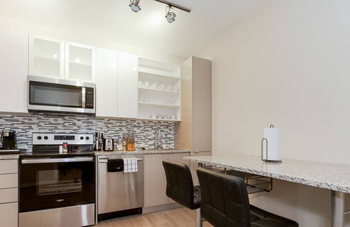 Crossroads Arts District Condominio | Relax in Pure Bliss: Elegant Hideaway with Panoramic Rooftop Retreat 526