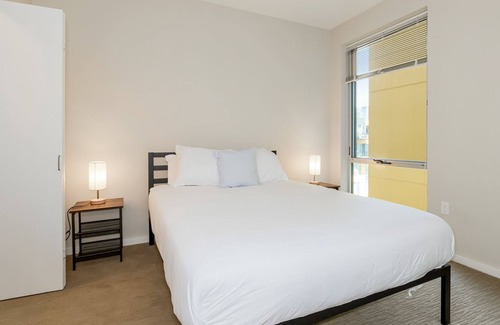 Crossroads Arts District Condominio | Relax in Pure Bliss: Elegant Hideaway with Panoramic Rooftop Retreat 526