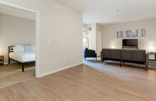 Crossroads Arts District Condominio | Relax in Pure Bliss: Elegant Hideaway with Panoramic Rooftop Retreat 526