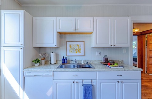 Upper East Side Casa | Relax in Style: 4BR Milwaukee Home Featuring a Private Hot Tub ¦ Family-Friendly