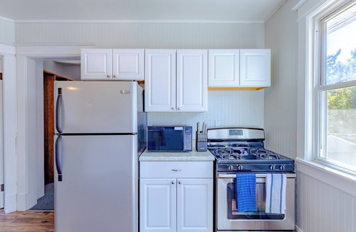 Upper East Side Casa | Relax in Style: 4BR Milwaukee Home Featuring a Private Hot Tub ¦ Family-Friendly