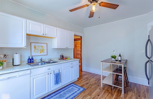 Upper East Side Casa | Relax in Style: 4BR Milwaukee Home Featuring a Private Hot Tub ¦ Family-Friendly