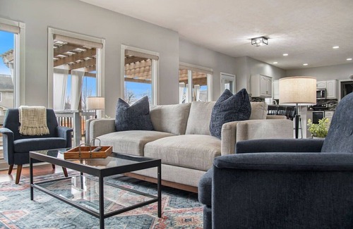 Jefferson Casa | Relax in Style! 5BR Home, Hot Tub & Games!