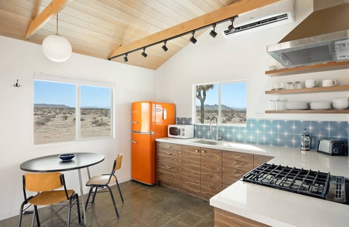 Landers Casa | 🌵 Relax in Style at The Green Jackrabbit - Hot Tub, Record Player + Endless Desert Views 🌵