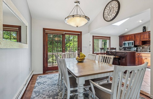 West Islip Casa | Relax in Style: Heated Pool, Golf Area, Gym & 2 Offices at Luxury Home