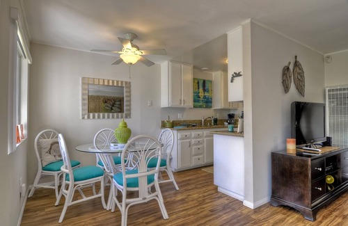 Carlsbad Village Condominio | Relájese con estilo en la mejor ubicación de Carlsbad
