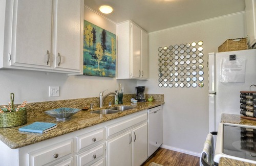 Carlsbad Village Condominio | Relájese con estilo en la mejor ubicación de Carlsbad