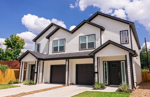 Southeast Houston Casa | Relax in Style - Open-Plan 3BR Lounge near NRG Stadium, Downtown, Medical Center, Private Backyard
