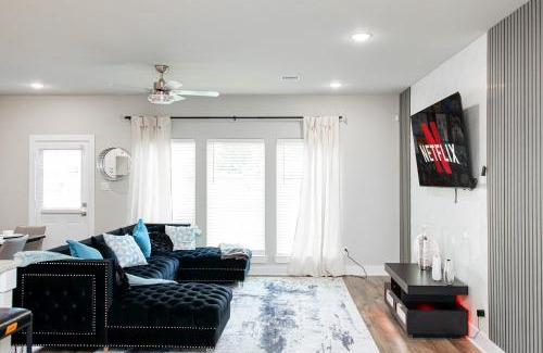 Southeast Houston Casa | Relax in Style - Open-Plan 3BR Lounge near NRG Stadium, Downtown, Medical Center, Private Backyard