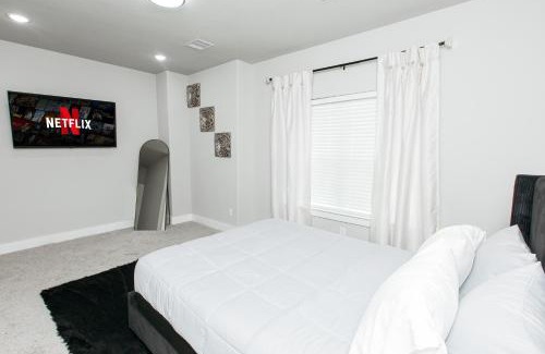 Southeast Houston Casa | Relax in Style - Open-Plan 3BR Lounge near NRG Stadium, Downtown, Medical Center, Private Backyard
