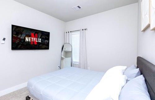 Southeast Houston Casa | Relax in Style - Open-Plan 3BR Lounge near NRG Stadium, Downtown, Medical Center, Private Backyard