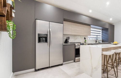 Richmond West Casa | Relax in Style: Pool, Golf, Luxe Kitchen, Sleeps 12