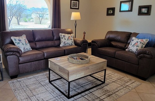 Sierra Vista Southeast Casa | Relax in The Hummingbird Capital of the USA. Spacious Kitchen, Mountain Views