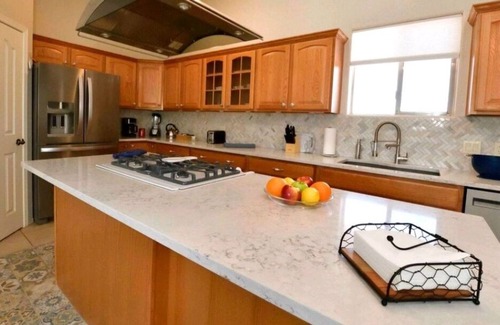 Sierra Vista Southeast Casa | Relax in The Hummingbird Capital of the USA. Spacious Kitchen, Mountain Views