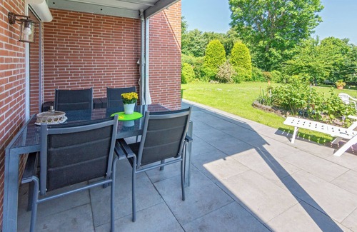 Dornumergrode Apartamento | Relax in the wheelchair-friendly Huus op de Wurf in Dornumergrode