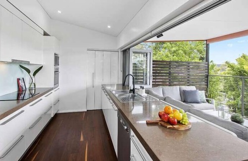 Point Clare Casa | Relax in the winning combination of an architecturally designed home well positioned with a high nor