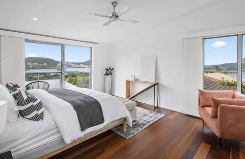 Point Clare Casa | Relax in the winning combination of an architecturally designed home well positioned with a high nor