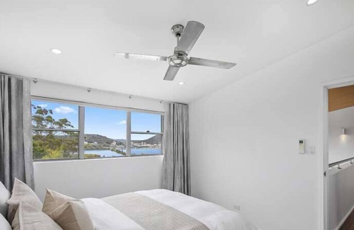 Point Clare Casa | Relax in the winning combination of an architecturally designed home well positioned with a high nor
