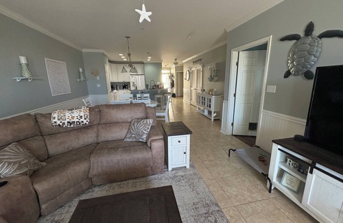 Sunset Island Condominio | Relax in this 3BR 2BA second floor condo in gated community with pool and beach