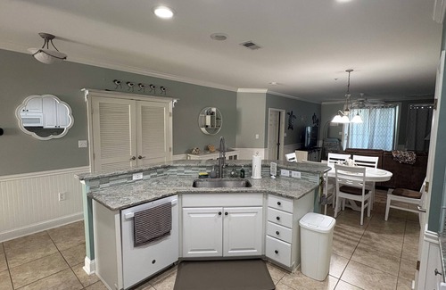 Sunset Island Condominio | Relax in this 3BR 2BA second floor condo in gated community with pool and beach