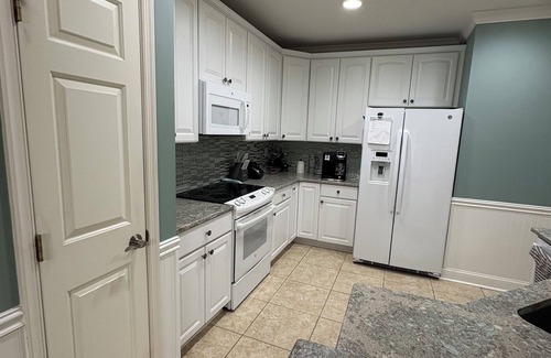 Sunset Island Condominio | Relax in this 3BR 2BA second floor condo in gated community with pool and beach