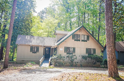 Pine Mountain Chalet De Esquí | Relax in this spacious chalet just miles from the heart of Pine Mountain