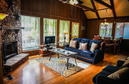 Pine Mountain Chalet De Esquí | Relax in this spacious chalet just miles from the heart of Pine Mountain