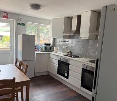 Brunel Casa | Relax in Uxbridge with Private Room Garden Access