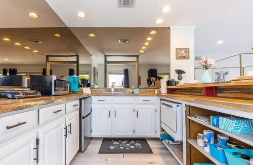 Grand Prairie Casa | Relax near thrills! Studio vacation home, just 6-min drive to Six Flags Over Tx