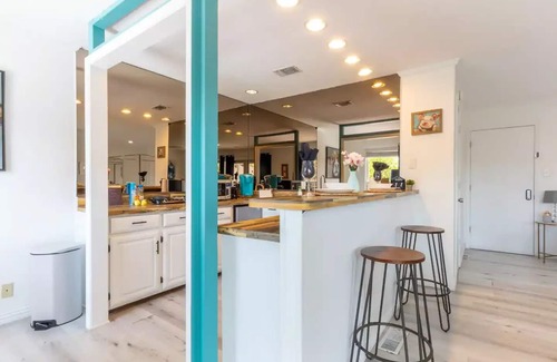 Grand Prairie Casa | Relax near thrills! Studio vacation home, just 6-min drive to Six Flags Over Tx