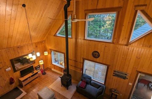 Chertsey Chalet De Esquí | Relax On the Lake Waterfront with Hot Tub