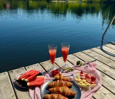 Chertsey Chalet De Esquí | Relax On the Lake Waterfront with Hot Tub